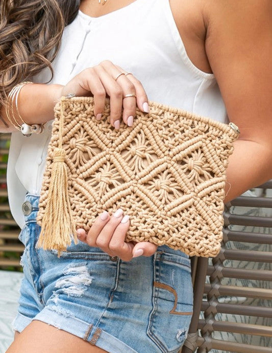 Pochette con nappa in macramè e stampa a rombi